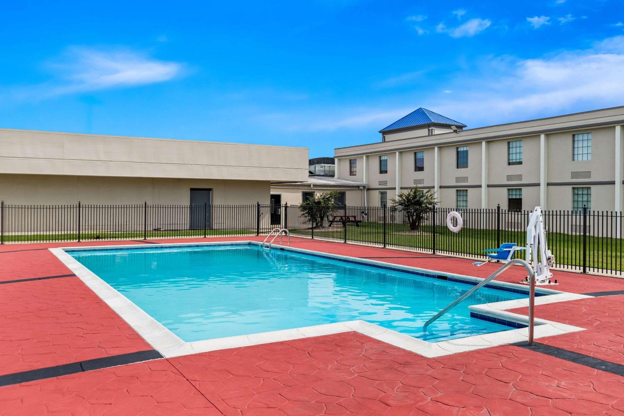 Suburban Studios Chester I-95 Εξωτερικό φωτογραφία