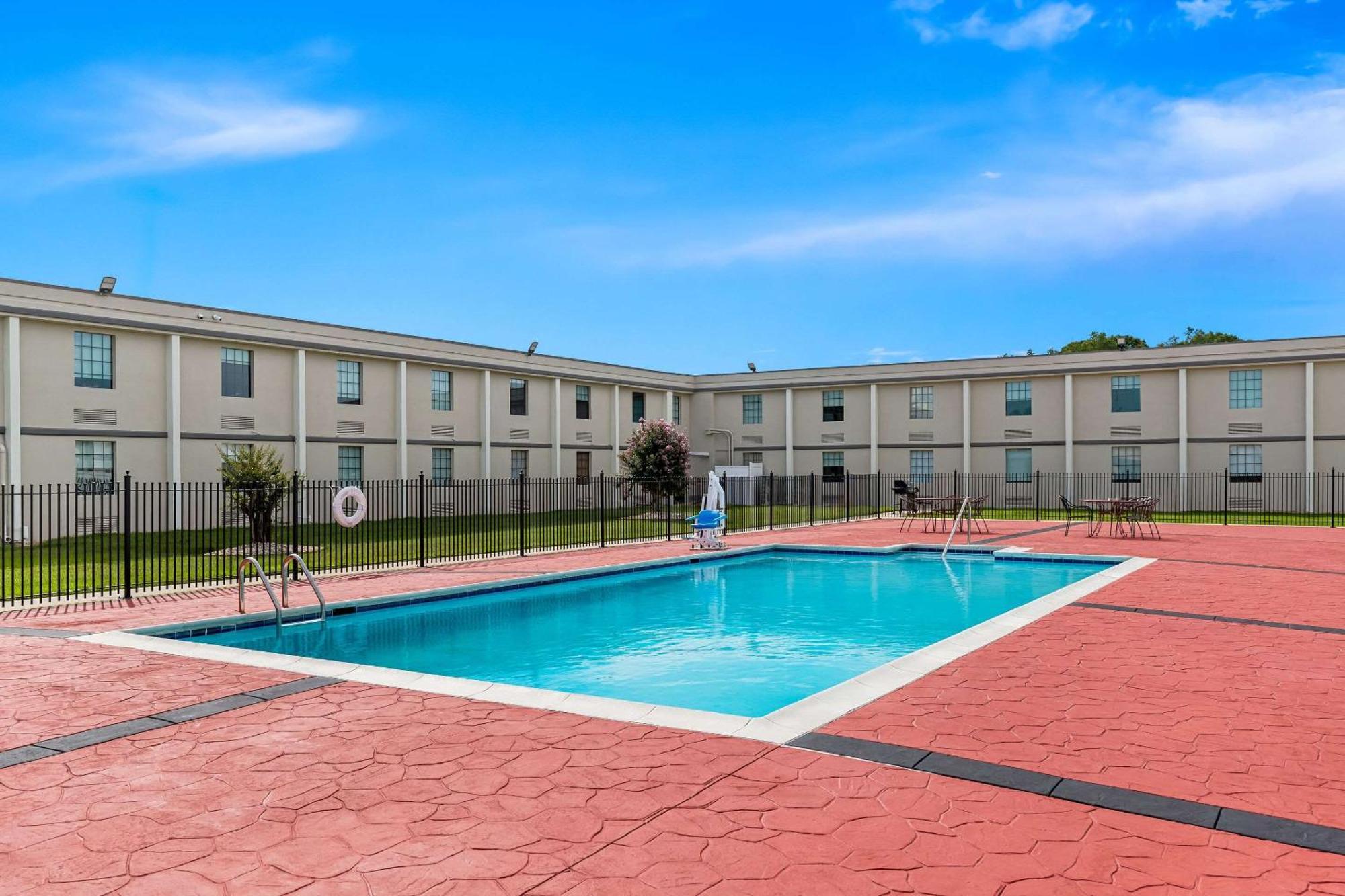 Suburban Studios Chester I-95 Εξωτερικό φωτογραφία